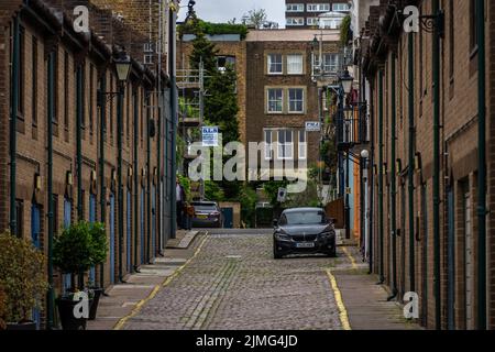 London, UK - Jun 09 2022: Alte Straße mit Reihenhäusern und Kopfsteinpflaster in Notting Hill, London