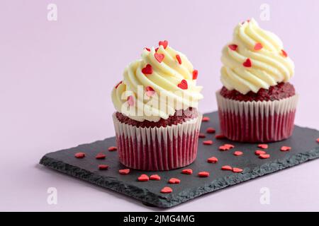 Hausgemachte Cupcakes aus rotem Samt. Stockfoto