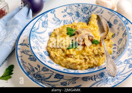 Traditionelles Risotto mit Pilzen. Stockfoto