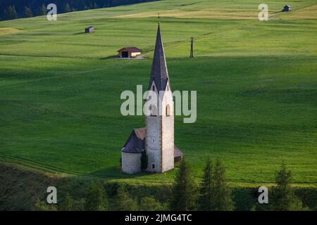 St. George's Church. Kals am Großglockner. Sonnenlicht bei Sonnenuntergang. Österreichische Alpen. Europa. Stockfoto