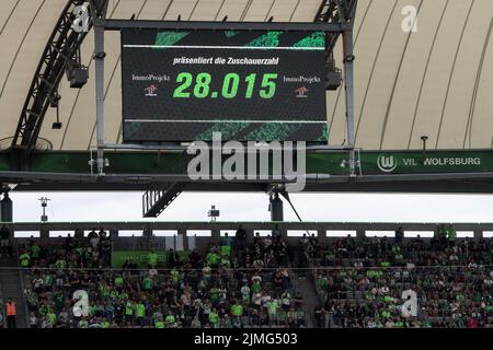 Wolfsburg, Deutschland. 06. August 2022. Fußball, Bundesliga, VfL Wolfsburg - SV Werder Bremen, Matchday 1, Volkswagen Arena. Die Anzahl der Zuschauer wird auf einem Videobildschirm angezeigt. Quelle: Swen Pförtner/dpa - WICHTIGER HINWEIS: Gemäß den Anforderungen der DFL Deutsche Fußball Liga und des DFB Deutscher Fußball-Bund ist es untersagt, im Stadion und/oder vom Spiel aufgenommene Fotos in Form von Sequenzbildern und/oder videoähnlichen Fotoserien zu verwenden oder zu verwenden./dpa/Alamy Live News Stockfoto