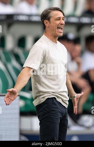 Wolfsburg, Deutschland. 06. August 2022. Fußball, Bundesliga, VfL Wolfsburg - SV Werder Bremen, Matchday 1, Volkswagen Arena. Die Gesten von Niko Kovac, Trainer von Wolfsburg. Quelle: Swen Pförtner/dpa - WICHTIGER HINWEIS: Gemäß den Anforderungen der DFL Deutsche Fußball Liga und des DFB Deutscher Fußball-Bund ist es untersagt, im Stadion und/oder vom Spiel aufgenommene Fotos in Form von Sequenzbildern und/oder videoähnlichen Fotoserien zu verwenden oder zu verwenden./dpa/Alamy Live News Stockfoto