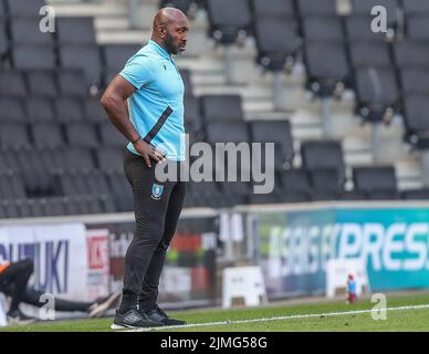 Milton Keynes, Großbritannien. 06. August 2022. Darren Moore Manager von Sheffield Wednesday Uhren auf in Milton Keynes, Großbritannien auf 8/6/2022. (Foto von Gareth Evans/News Images/Sipa USA) Quelle: SIPA USA/Alamy Live News Stockfoto