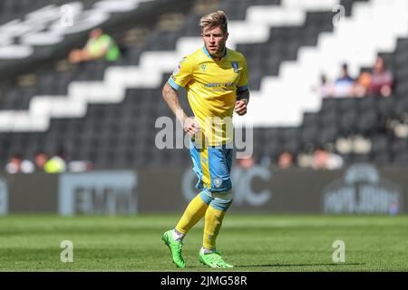 Milton Keynes, Großbritannien. 06. August 2022. Josh Windass #11 von Sheffield Mittwoch während des Spiels in Milton Keynes, Großbritannien am 8/6/2022. (Foto von Gareth Evans/News Images/Sipa USA) Quelle: SIPA USA/Alamy Live News Stockfoto