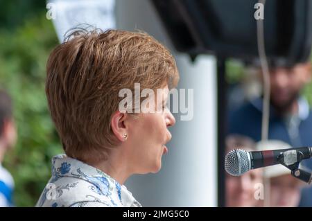 Glasgow, Schottland, Großbritannien. 6.. August 2022. Die erste Ministerin von Schottland, Nicola Sturgeon MSP, nimmt am Govanhill International Festival & Carnival im Queen's Park Teil. Kredit: Skully/Alamy Live Nachrichten Stockfoto