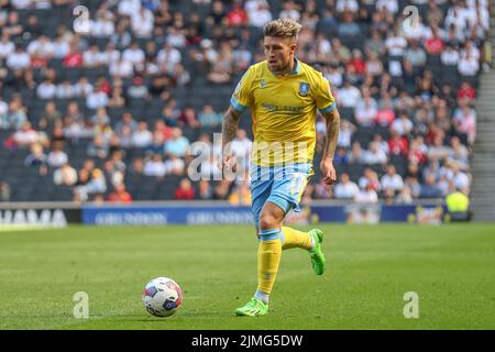 Milton Keynes, Großbritannien. 06. August 2022. Josh Windass #11 von Sheffield Mittwoch läuft mit dem Ball in Milton Keynes, Großbritannien am 8/6/2022. (Foto von Gareth Evans/News Images/Sipa USA) Quelle: SIPA USA/Alamy Live News Stockfoto