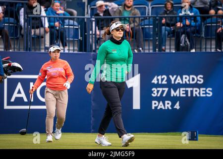 Hannah Green (rechts) und die japanische Miyuu Yamashita am dritten Tag der AIG Women's Open im Muirfield in Gullane, Schottland, auf dem ersten Abschlag. Bilddatum: Samstag, 6. August 2022. Stockfoto