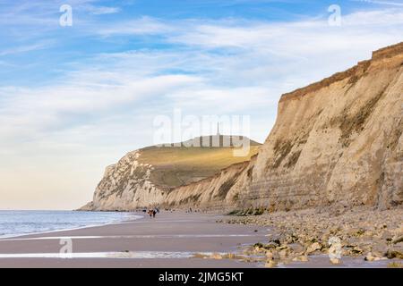 Meereslandschaft der Opalküste von Cap Blanc Nez, zeigt das Monument am Cape White Nose France auf den Kreidefelsen Stockfoto