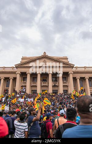 COLOMBO, SRI LANKA: 9.. Juli 2022: Menschenmassen versammeln sich an der kolonialen Fassade des Präsidialsekretariats während des Lebenshaltungsaufstands. Stockfoto