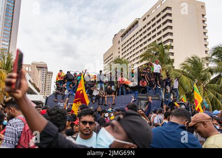 COLOMBO, SRI LANKA: 9.. Juli 2022: Hunderte von Menschen versammeln sich vor dem World Trade Center und den alten Parlamentsgebäuden, vereint gegen die Wirtschaftskrise. Stockfoto