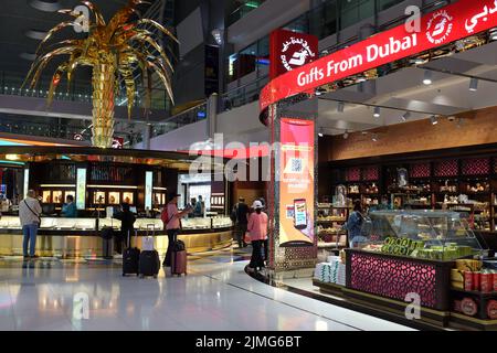 Geschäfte am Dubai International Airport in Dubai, Vereinigte Arabische Emirate. Stockfoto