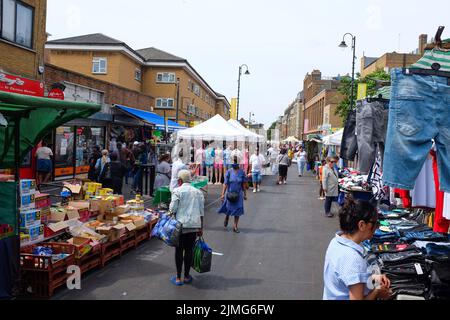 Der East Street Market, der bei den Einheimischen als „The Lane“ oder „East Lane“ bekannt ist, ist ein Straßenmarkt in Walworth, im Süden Londons. Stockfoto