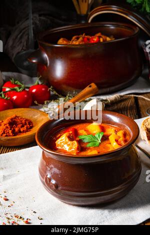 Ungarische Gulaschsuppe in einem Kessel oder Topf Stockfoto