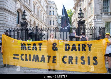 London, England, Großbritannien 6. August 2022National Tierrechte marschieren von Marble Arch auf den Parliament Square, über Downing Street, wo Demonstranten Boris Johnson aufforderten, den Klimawandel durch Begrenzung der Fleisch- und Milchindustrie zu bekämpfen Kredit: Denise Laura Baker/Alamy Live News Stockfoto