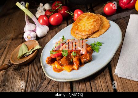 Original ungarischer Gulasch mit Kartoffelpfannkuchen Stockfoto