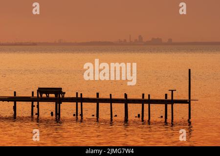 Die Dämmerung setzt sich über der Mobile Bay ab, von Fairhope, Alabama aus gesehen. Stockfoto