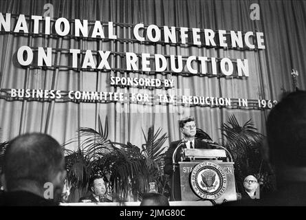 US-Präsident John F. Kennedy auf einem Rednerpult bei der National Conference on Tax Reduction, Washington, D.C., USA, Marion S. Trikosko, U.S. News & World Report Magazine Photograph Collection, 10. September 1963 Stockfoto