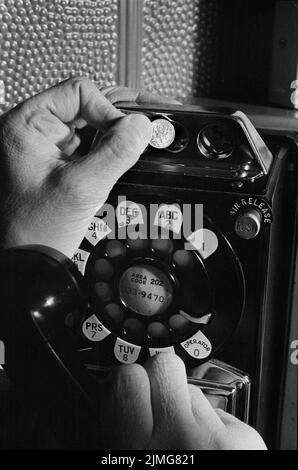 Münzbetriebenes Telefon, Washington, D.C., USA, Warren K. Leffler, U.S. News & World Report Magazine Photograph Collection, April 1965 Stockfoto