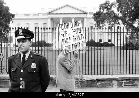 Mann, der gegen John Kasper, einen amerikanischen rechtsextremen Aktivisten und Ku Klux Klan Mitglied protestierte, der während der Bürgerrechtsbewegung in Washington, D.C., USA, gegen die Rassenintegration eintrat, Thomas J. O'Halloran, U.S. News & World Report Magazine Photograph Collection , Oktober 1957 Stockfoto