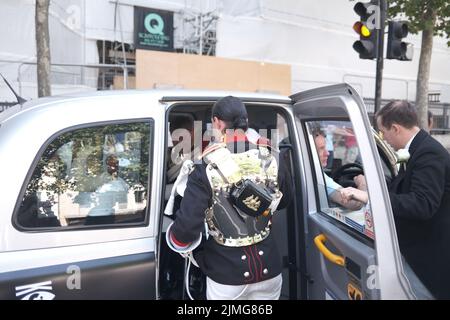 London, Großbritannien. 6. August 2022. Mitglieder des Kavallerieregiments aus dem Haushalt stellten bei einer Hochzeit INST martins in der Fields-Kirche auf der Charing Cross Road, London, eine Ehrenwache bereit. Nachdem sie mit Gästen für Fotos posiert hatten, sahen sie, wie die Bodyguards der Elite-Königinnen in einem Londoner Taxi abreisten.Quelle: graham mitchell/Alamy Live News Stockfoto