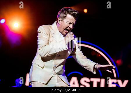 Skanderborg, Dänemark. 05. August 2022. Der englische Sänger und Songwriter Rick Astley spielt live während des dänischen Musikfestivals SmukFest 2022 in Skanderborg. (Foto: Gonzales Photo/Alamy Live News Stockfoto