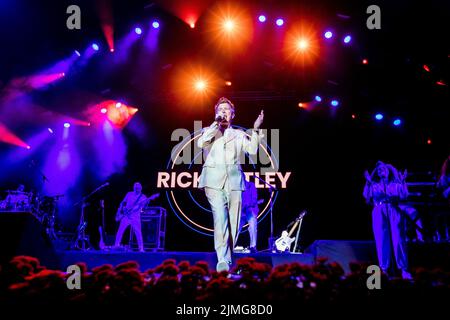 Skanderborg, Dänemark. 05. August 2022. Der englische Sänger und Songwriter Rick Astley spielt live während des dänischen Musikfestivals SmukFest 2022 in Skanderborg. (Foto: Gonzales Photo/Alamy Live News Stockfoto