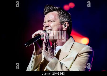 Skanderborg, Dänemark. 05. August 2022. Der englische Sänger und Songwriter Rick Astley spielt live während des dänischen Musikfestivals SmukFest 2022 in Skanderborg. (Foto: Gonzales Photo/Alamy Live News Stockfoto