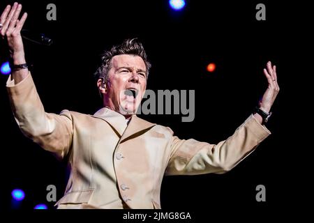 Skanderborg, Dänemark. 05. August 2022. Der englische Sänger und Songwriter Rick Astley spielt live während des dänischen Musikfestivals SmukFest 2022 in Skanderborg. (Foto: Gonzales Photo/Alamy Live News Stockfoto