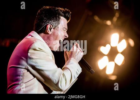 Skanderborg, Dänemark. 05. August 2022. Der englische Sänger und Songwriter Rick Astley spielt live während des dänischen Musikfestivals SmukFest 2022 in Skanderborg. (Foto: Gonzales Photo/Alamy Live News Stockfoto