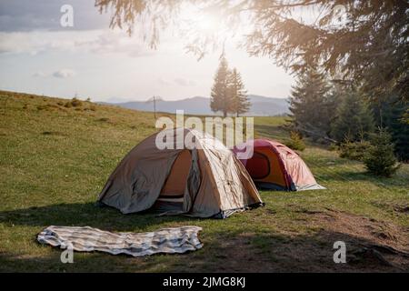 Zwei Zelte auf der Bergkette. Ort für Pause und Nacht. Urlaub in der Natur. Stockfoto