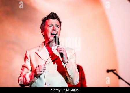 Skanderborg, Dänemark. 05. August 2022. Der englische Sänger und Songwriter Rick Astley spielt live während des dänischen Musikfestivals SmukFest 2022 in Skanderborg. (Foto: Gonzales Photo/Alamy Live News Stockfoto