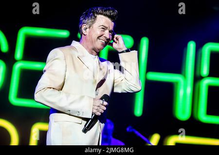 Skanderborg, Dänemark. 05. August 2022. Der englische Sänger und Songwriter Rick Astley spielt live während des dänischen Musikfestivals SmukFest 2022 in Skanderborg. (Foto: Gonzales Photo/Alamy Live News Stockfoto