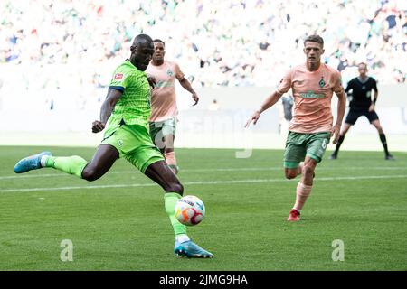 Wolfsburg, Deutschland. 06. August 2022. Fußball, Bundesliga, VfL Wolfsburg - SV Werder Bremen, Matchday 1, Volkswagen Arena. Der Wolfsker Josuha Guilavogui punktet mit 2:2. Quelle: Swen Pförtner/dpa - WICHTIGER HINWEIS: Gemäß den Anforderungen der DFL Deutsche Fußball Liga und des DFB Deutscher Fußball-Bund ist es untersagt, im Stadion und/oder vom Spiel aufgenommene Fotos in Form von Sequenzbildern und/oder videoähnlichen Fotoserien zu verwenden oder zu verwenden./dpa/Alamy Live News Stockfoto