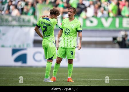 Wolfsburg, Deutschland. 06. August 2022. Fußball, Bundesliga, VfL Wolfsburg - SV Werder Bremen, Matchday 1, Volkswagen Arena. Nach dem Spiel stehen Max Kruse (r) von Wolfsburg und Luca Waldschmidt von Wolfsburg auf dem Feld. Quelle: Swen Pförtner/dpa - WICHTIGER HINWEIS: Gemäß den Anforderungen der DFL Deutsche Fußball Liga und des DFB Deutscher Fußball-Bund ist es untersagt, im Stadion und/oder vom Spiel aufgenommene Fotos in Form von Sequenzbildern und/oder videoähnlichen Fotoserien zu verwenden oder zu verwenden./dpa/Alamy Live News Stockfoto