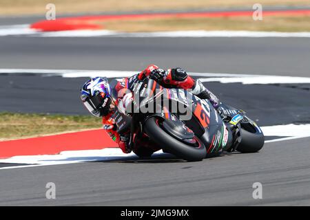 Maverick Vinales von Aprilia Racing während des MotoGP Monster Energy British Grand Prix Qualifying in Silverstone, Towcester. Bilddatum: Samstag, 6. August 2022. Stockfoto