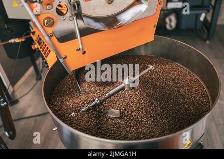 Nahaufnahme der Kaffeeröstermaschine mit Kaffeebohnen in der kleinen Kaffeeproduktion Stockfoto