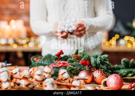 Handwerk Werkstatt weibliche Floristin weihnachtsdekoration Stockfoto