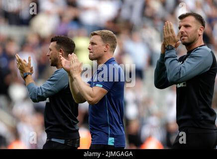 Eddie Howe, der Manager von Newcastle United, applaudiert den Fans nach dem Premier League-Spiel im St. James' Park, Newcastle. Bilddatum: Samstag, 6. August 2022. Stockfoto