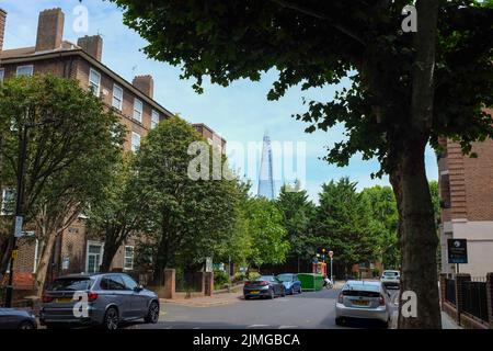 Der Shard aus einer Straße in South London, England. Stockfoto
