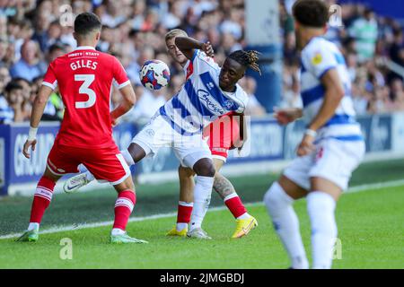 Der QPR-Spieler Osman Kakay spielt während des Sky Bet Championship-Spiels zwischen den Queens Park Rangers und Middlesbrough am Samstag, dem 6.. August 2022, im Loftus Road Stadium in London um den Ball. (Kredit: Ian Randall | MI News) Kredit: MI News & Sport /Alamy Live News Stockfoto