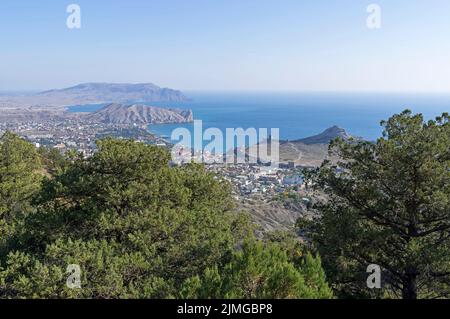 Blick auf den kleinen Ferienort vom Hang des Berges. Krim Stockfoto