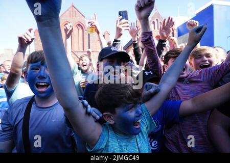 Everton-Fans vor dem Spiel der Premier League im Goodison Park, Liverpool, vor dem Stadion. Bilddatum: Samstag, 6. August 2022. Stockfoto
