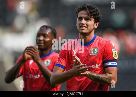 Lewis Travis (27) von Blackburn Rovers applaudiert den Reisenden Fans Stockfoto