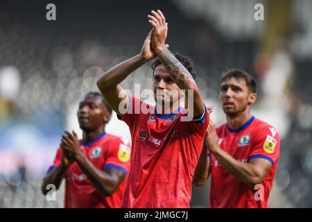 Lewis Travis (27) von Blackburn Rovers applaudiert den Reisenden Fans Stockfoto