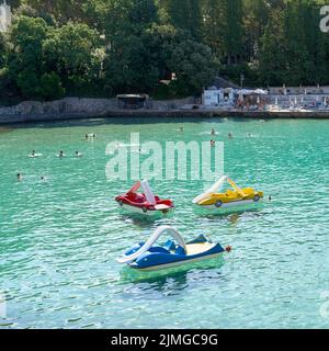 Badebucht mit Tretbooten an der Küste der Adria in der Nähe der Stadt Krk in Kroatien Stockfoto