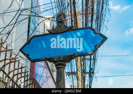 Leer leer blau typisch asiatische Straße Schild Bangkok Thailand. Stockfoto