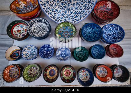 Nahaufnahme von bunt dekorierten Schalen in einem Touristenladen in Athen Stockfoto