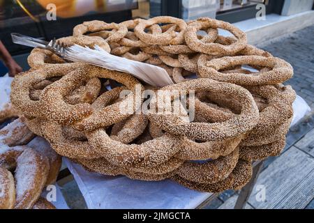 Stapel von koulouri thessaloniki Brot Kreise in einer Straße von Athen Stockfoto