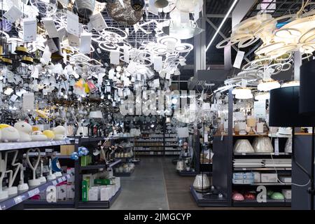 Interieur eines Salons, der Lampen und Wandleuchten verkauft Stockfoto