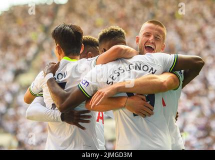 06 Aug 2022 - Tottenham Hotspur gegen Southampton - Premier League - Tottenham Hotspur Stadium Ryan Sessegnon von Tottenham Hotspur feiert sein Tor mit Eric Dier während des Spiels gegen Southampton Bildnachweis: © Mark Pain / Alamy Live News Stockfoto